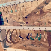 Les nouvelles boucles d’oreilles Les Cleias sont arrivées en boutique 🤩 Venez donc les découvrir ! . #bijoux #fantaisie #bouclesdoreilles #lescleias #pourvuquecabrille #lepompon #lucsurmer #decorationinterieur #cadeau #petitsbonheurs